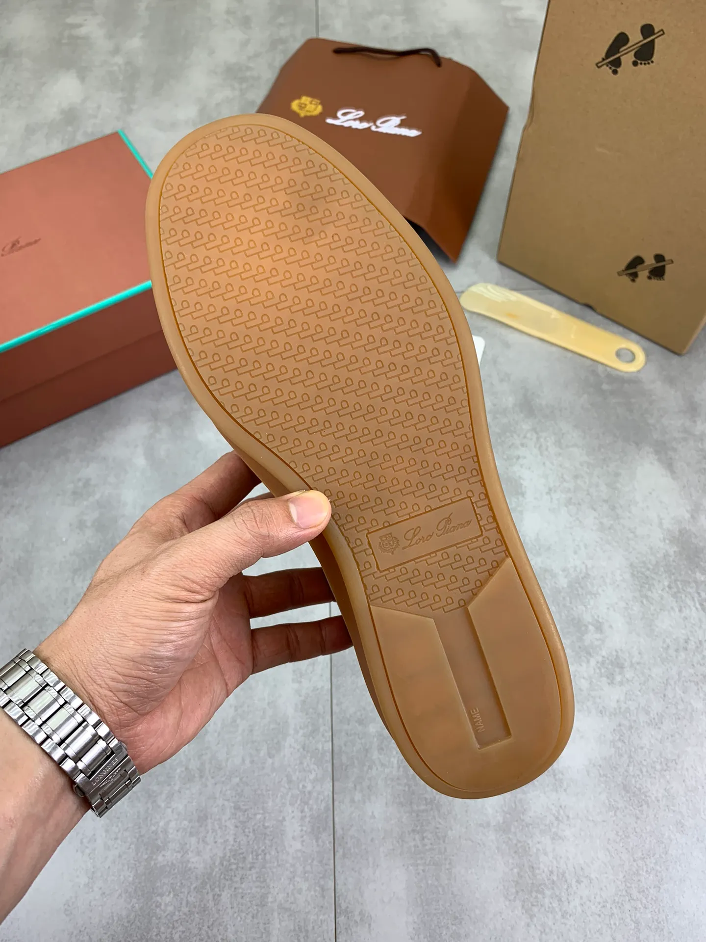 Men's Men's Shoes 💰P540 New 💰High Quality Loro Piana 💯Top Authentic Grade💯Buy the original 1:1 copy💯 Founded the existing Loro Piana company on April 24, 1924. It is now the sixth generation of family business, providing top quality products to customers who are discerning in taste and quality. Imported original fabrics, made of plain calfskin lining. Hand-sewn threads with cowhide feet. Original packaging. Size: 38-45. 7⃣️ colors available.